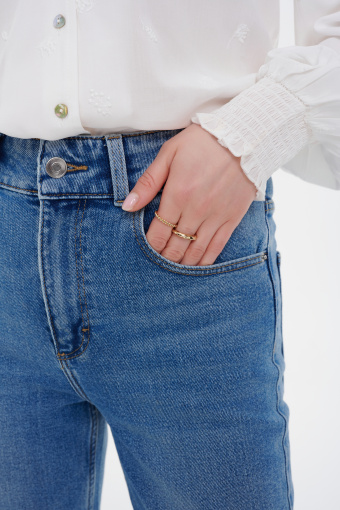 Stylowe niebieskie jeansy typu flare