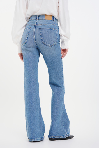 Stylowe niebieskie jeansy typu flare