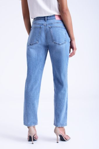 Stylowe jeansy typu boyfriend, efekt przetarcia