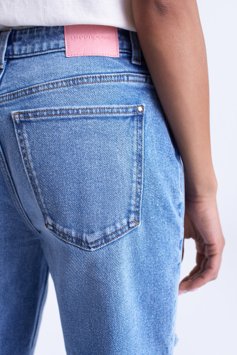 Stylowe jeansy typu boyfriend, efekt przetarcia