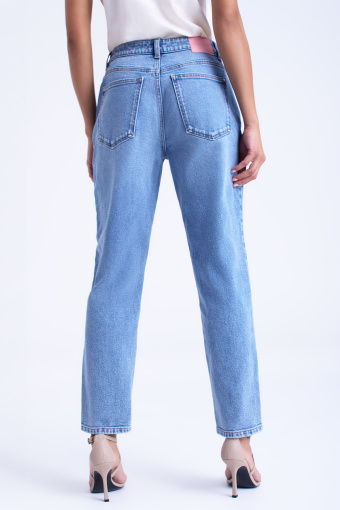 Stylowe jeansy typu boyfriend, efekt przetarcia