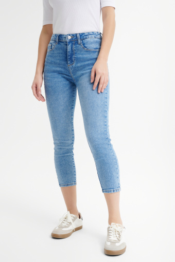 Spodnie typu skinny z jasnego denimu