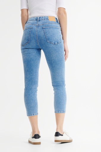 Spodnie typu skinny z jasnego denimu