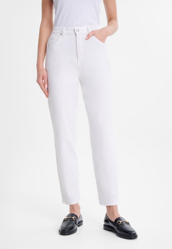 Białe jeansy typu mom fit