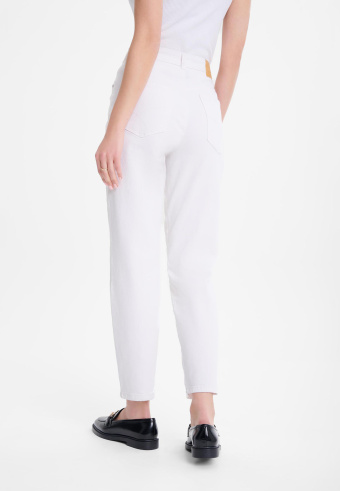Białe jeansy typu mom fit