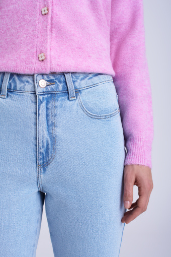 Błękitne jeansy mom-fit