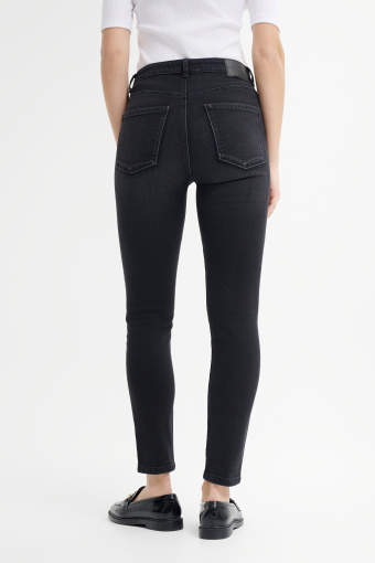 Spodnie typu slim fit z czarnego denimu 