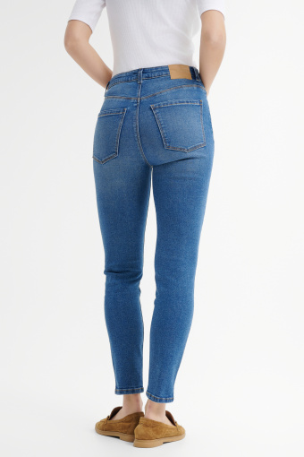 Spodnie typu slim fit z niebieskiego denimu  Spodnie typu slim fit z niebieskiego denimu