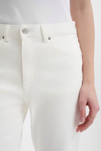Spodnie typu mom fit w jasnym kolorze 