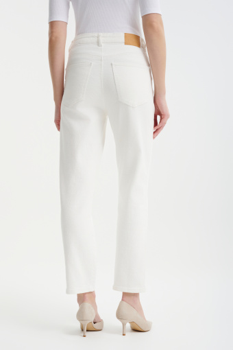 Spodnie typu mom fit w jasnym kolorze 