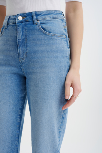 Spodnie typu mom fit w kolorze niebieskim 