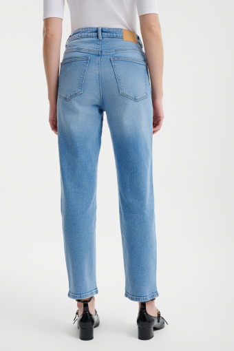 Spodnie typu mom fit w kolorze niebieskim 