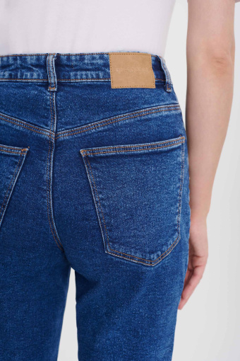 Granatowe jeansy mom fit