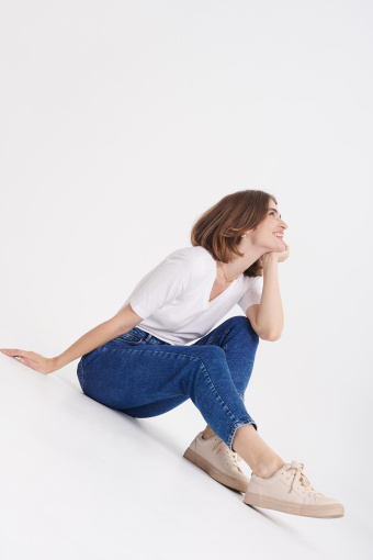 Granatowe jeansy mom fit