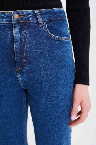 Granatowe jeansy mom fit