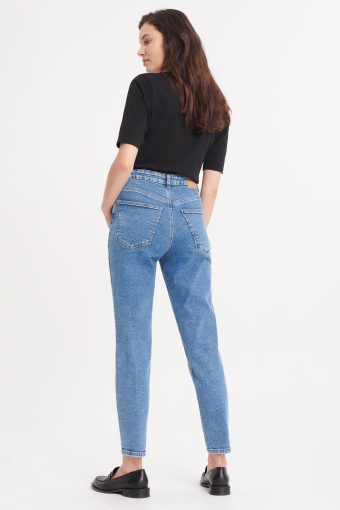 Jasnoniebieskie jeansy mom fit