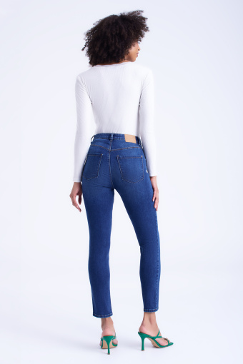 Niebieskie jeansy slim fit