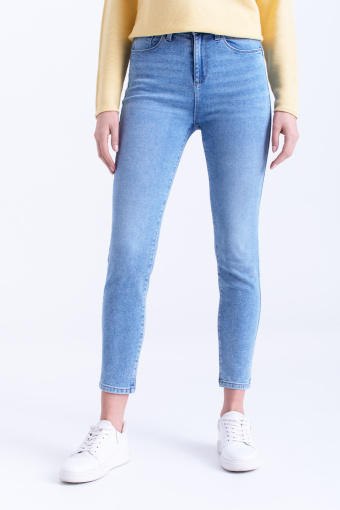 Jasnoniebieskie jeansy o dopasowanym fasonie Jasnoniebieskie jeansy o dopasowanym fasonie