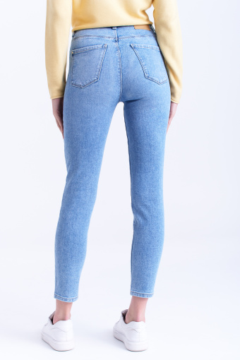 Jasnoniebieskie jeansy o dopasowanym fasonie Jasnoniebieskie jeansy o dopasowanym fasonie