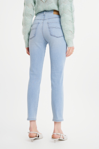 Jasnoniebieskie dopasowane jeansy