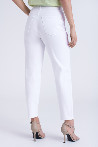Białe mom-jeans z wysokim stanem