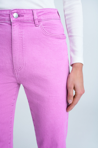 Różowe jeansy mom-fit