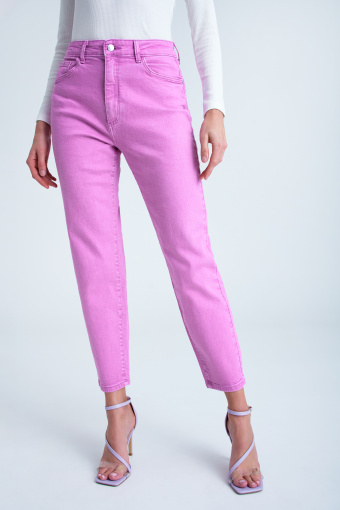 Różowe jeansy mom-fit