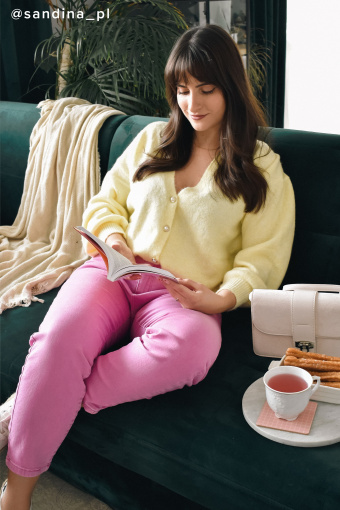 Różowe jeansy mom-fit