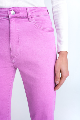 Różowe jeansy mom-fit