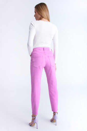 Różowe jeansy mom-fit