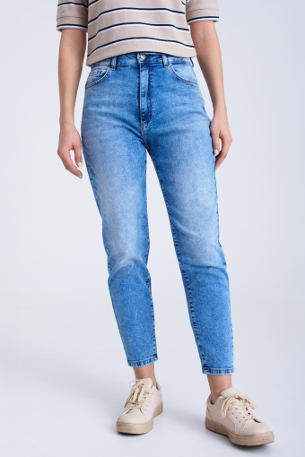 Jasnoniebieskie jeansy ze zwężanymi nogawkami
