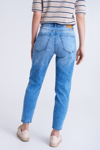 Jasnoniebieskie jeansy ze zwężanymi nogawkami Jasnoniebieskie jeansy ze zwężanymi nogawkami