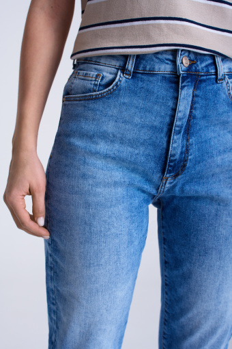 Jasnoniebieskie jeansy ze zwężanymi nogawkami Jasnoniebieskie jeansy ze zwężanymi nogawkami