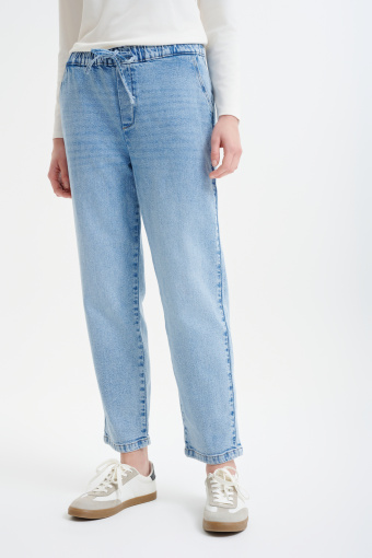 Spodnie typu mom fit wykonane z jasnego denimu 