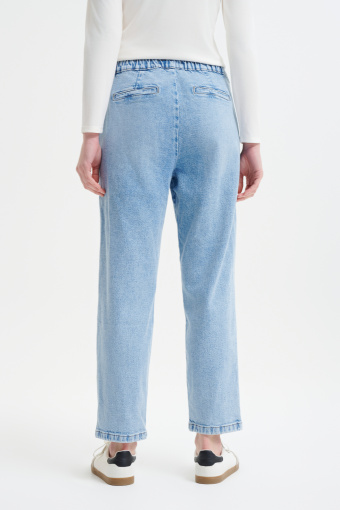 Spodnie typu mom fit wykonane z jasnego denimu 