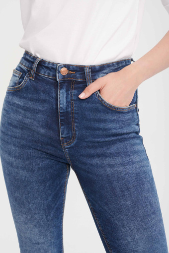 Niebieskie spodnie jeansowe push up