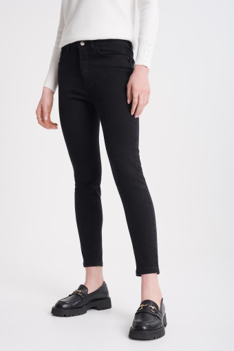 Czarne jeansy typu push up
