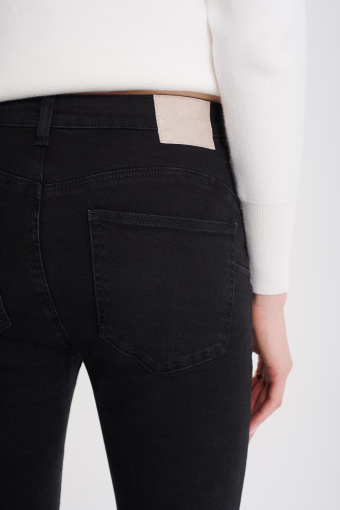 Czarne jeansy typu push up