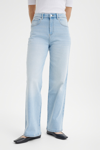 Jasnoniebieskie jeansy z prostą nogawką