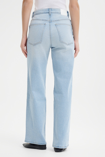 Jasnoniebieskie jeansy z prostą nogawką