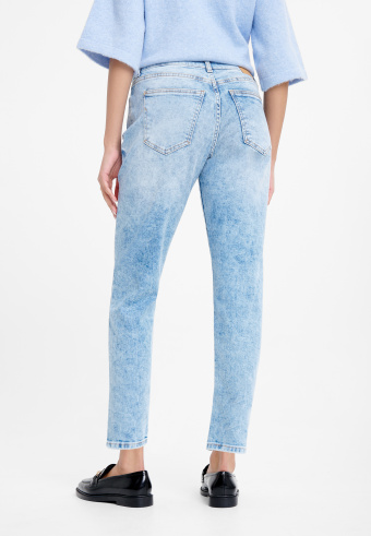 Jasnoniebieskie jeansy typu boyfriend