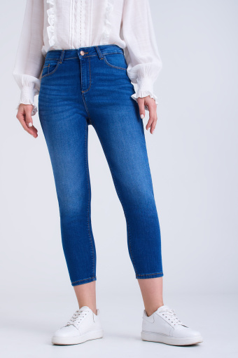 Spodnie jeansowe typu cropped Spodnie jeansowe typu cropped
