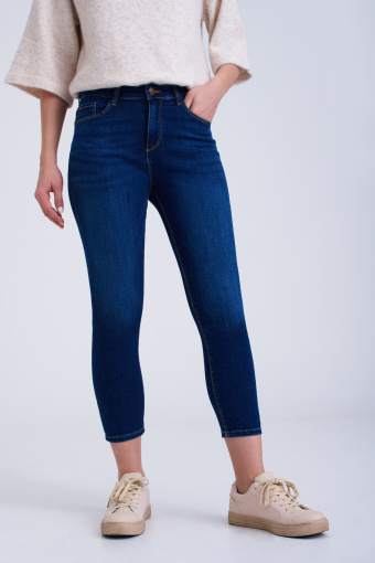 Obcisłe jeansy o kroju cropped
