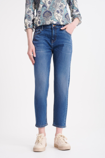 Niebieskie jeansy typu boyfriend