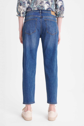 Niebieskie jeansy typu boyfriend