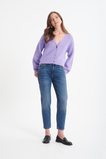 Niebieskie jeansy typu boyfriend