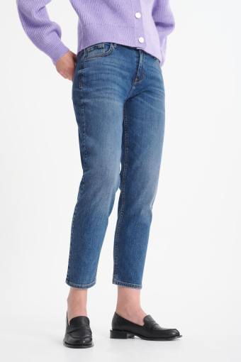 Niebieskie jeansy typu boyfriend