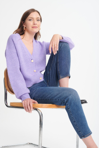 Niebieskie jeansy typu boyfriend