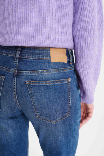 Niebieskie jeansy typu boyfriend