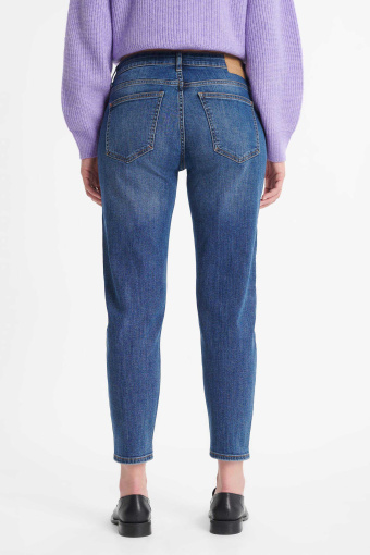 Niebieskie jeansy typu boyfriend